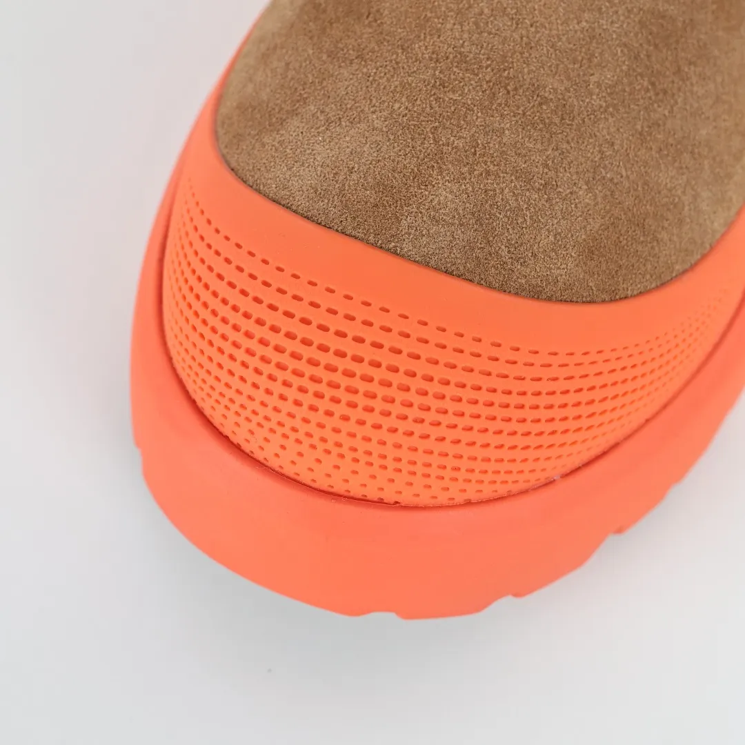 Pick up locally 💰660 Core recommendation Good price It is a very suitable choice for keeping warm in winter and at home. In the new year, uug launched a series of styles, which are partial to the preferences of young consumers and have also moved to the forefront of fashion trends. Shoe body material Water-repellent coated suede upper 17mm UGGPURE™ implantable wool insole Lightweight non-slip comfortable rubber outsole With brand LOGO trademark Comes with a full set of packaging Size: 35 36 37 38 39 40 41 42 43 44 45